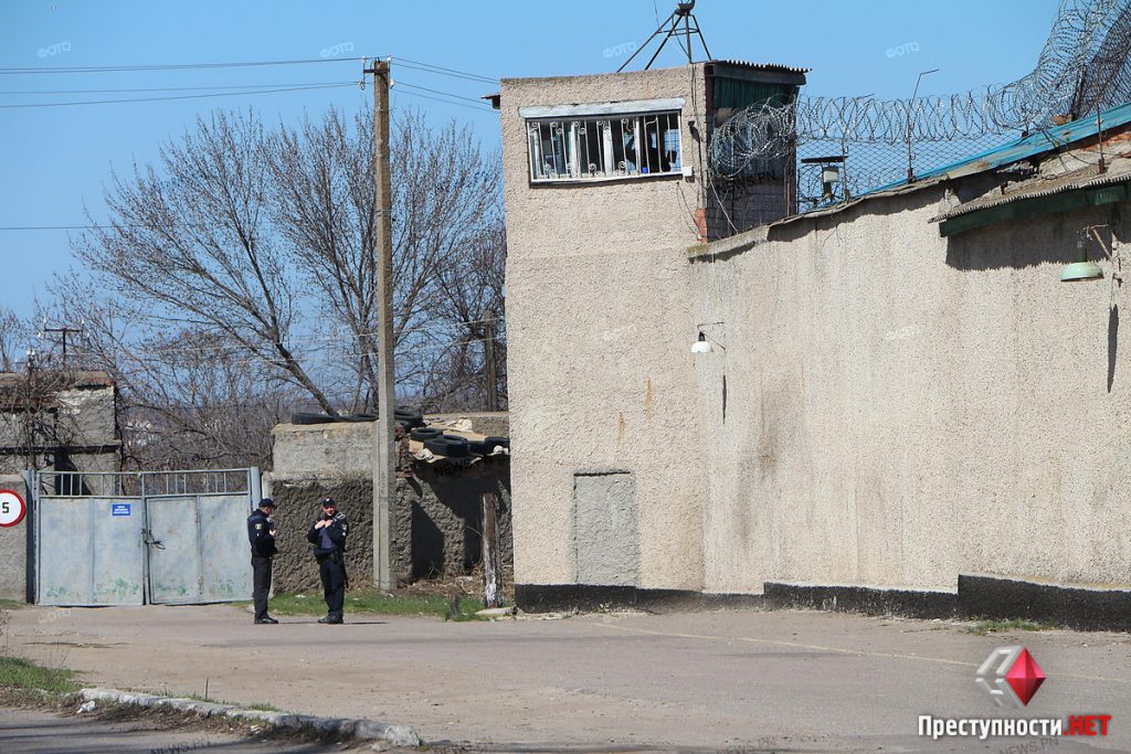 В Николаевском СИЗО, похоже, бунт - после утренней прогулки подозреваемые отказались возвращаться в камеры 12