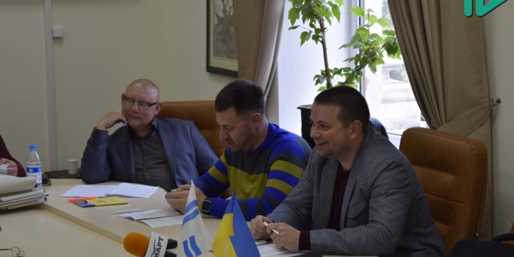 Лепишев надумал посмотреть дипломы работников пресс-службы горсовета