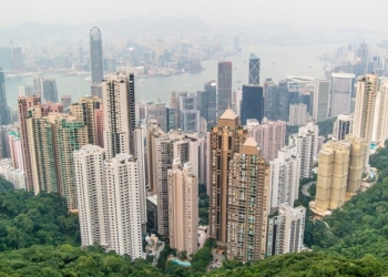 Почему в Гонконге новейшие небоскребы усеяны дырами