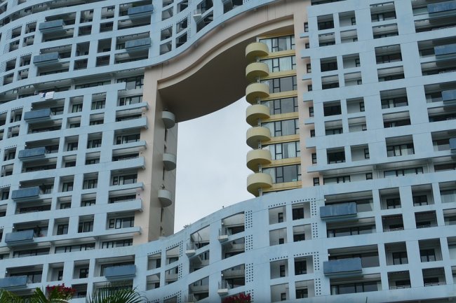 Почему в Гонконге новейшие небоскребы усеяны дырами 1