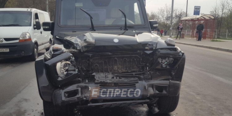 В Киеве автомойщик угнал и разбил Мерседес Медведчука