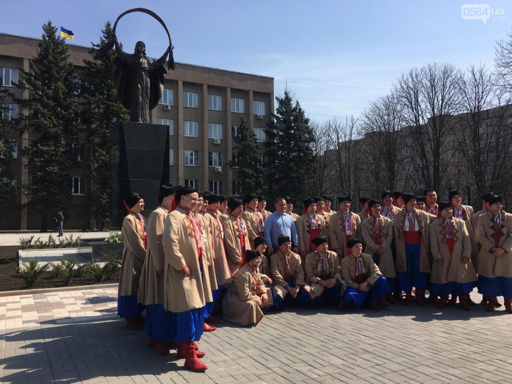 В Кривом Роге на постаменте от Ленина установили 4-метровую скульптуру Богородицы 12