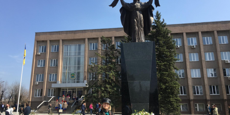 В Кривом Роге на постаменте от Ленина установили 4-метровую скульптуру Богородицы