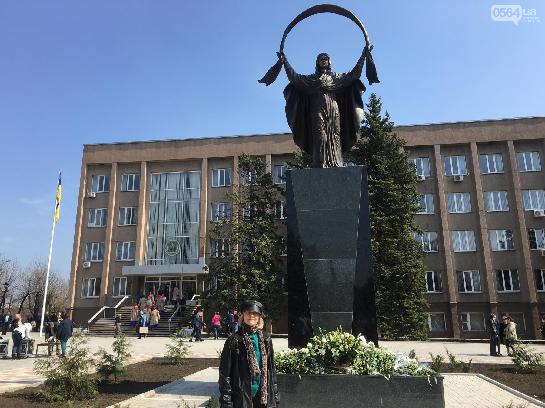 В Кривом Роге на постаменте от Ленина установили 4-метровую скульптуру Богородицы