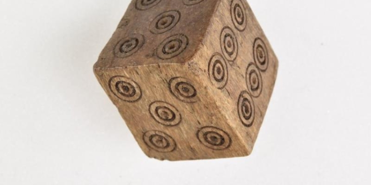 Шесть веков назад на азарте тоже наживались мошенники: найден древний игральный кубик жуликов