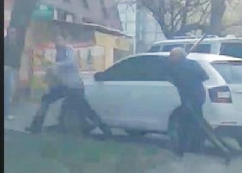 Дуэль на лопатах – так водители в Николаеве выясняют спорные аспекты ПДД