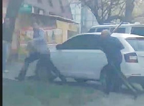 Дуэль на лопатах – так водители в Николаеве выясняют спорные аспекты ПДД