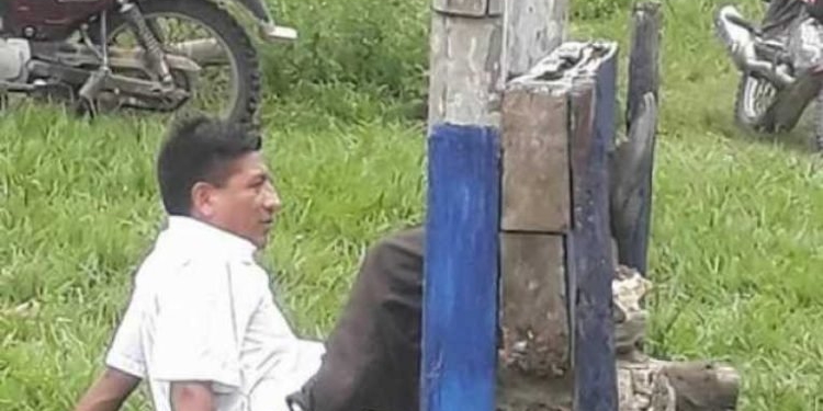 Жители боливийского города время от времени заковывают своего мэра в колодки – за вранье