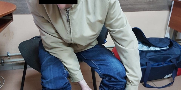 Мужчина пытался ввезти из России в носках 25 тысяч евро