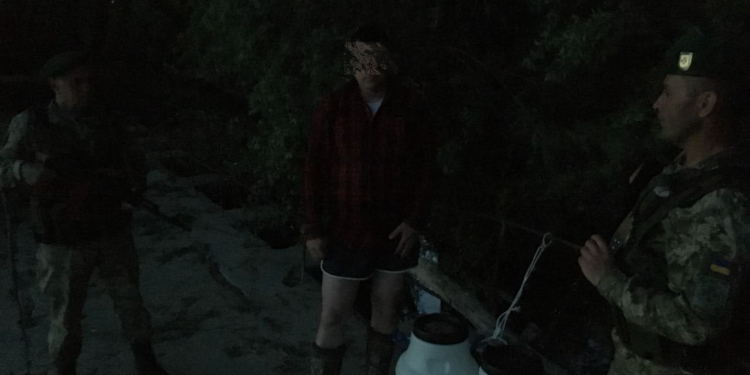 Странный норвежец с наркотиками и бижутерией плыл на пластиковых бочках из Украины в Румынию. Говорит, в Африку