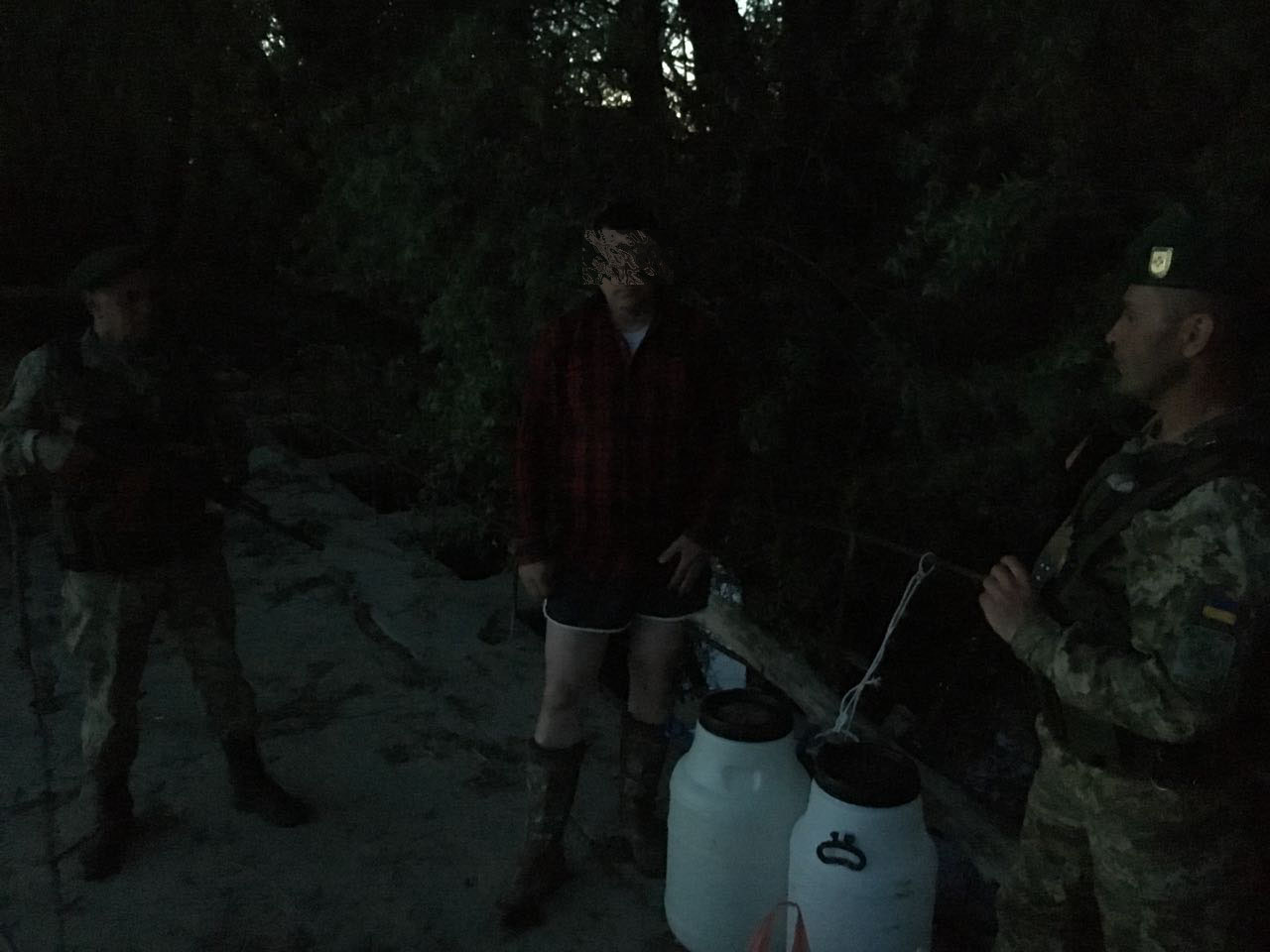 Странный норвежец с наркотиками и бижутерией плыл на пластиковых бочках из Украины в Румынию. Говорит, в Африку