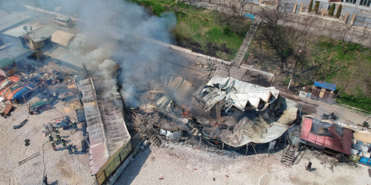 На одесском пляже сгорел ресторан