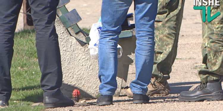 Сквер возле Николаевского судостроительного завода оцеплен – в пакете обнаружили учебные гранаты