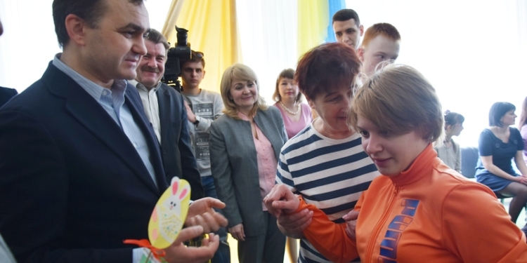 В Николаеве боксеры передали Центру реабилитации детей беговую дорожку