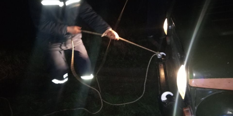 Новая специальность спасателей: на Николаевщине вытащили автобус из грязи