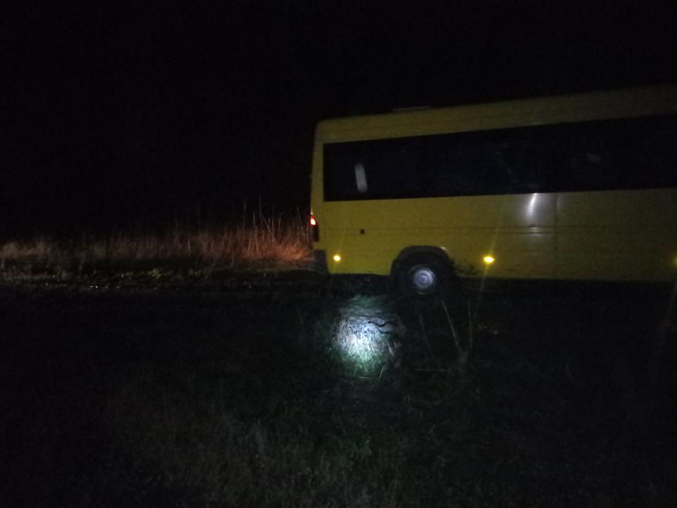 Новая специальность спасателей: на Николаевщине вытащили автобус из грязи 3