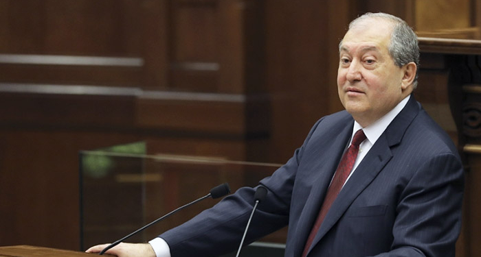 Правительство Армении отправили в отставку, оппозиция требует выборы