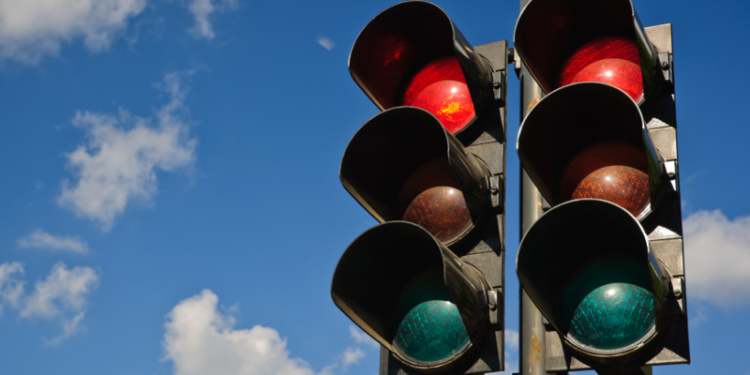 В Кабмине нашли причину смертельных ДТП: предлагают убрать со светофоров желтый сигнал