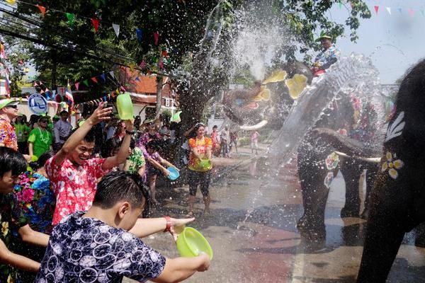 В Таиланде отметили знаменитый предновогодний Фестиваль воды со слонами 7