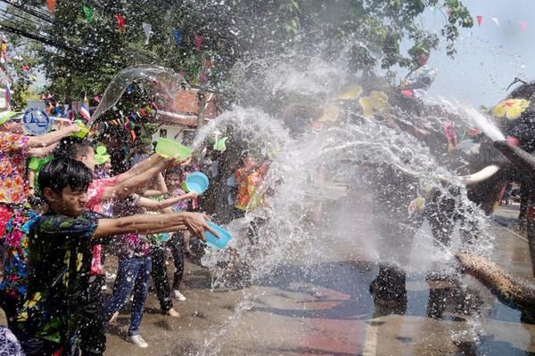 В Таиланде отметили знаменитый предновогодний Фестиваль воды со слонами 3