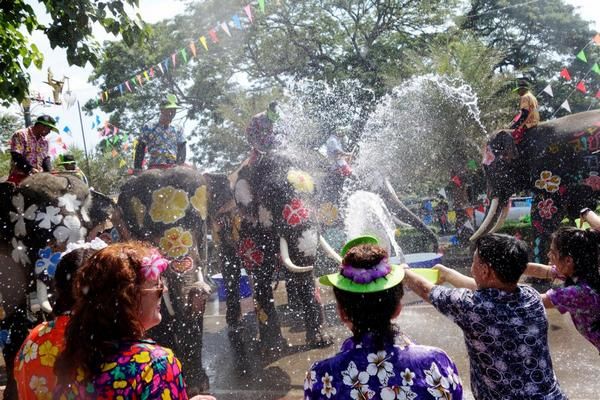 В Таиланде отметили знаменитый предновогодний Фестиваль воды со слонами 1