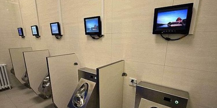В Китае в туалетах начали устанавливать систему распознавания лиц: чтобы бумагу не воровали
