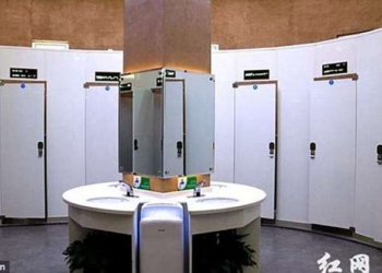 В Китае в туалетах начали устанавливать систему распознавания лиц: чтобы бумагу не воровали