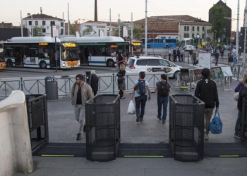 На улицах Венеции установили турникеты — слишком много туристов