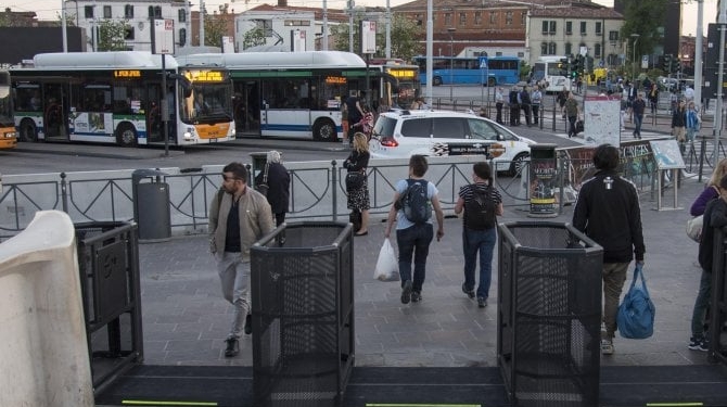 На улицах Венеции установили турникеты — слишком много туристов