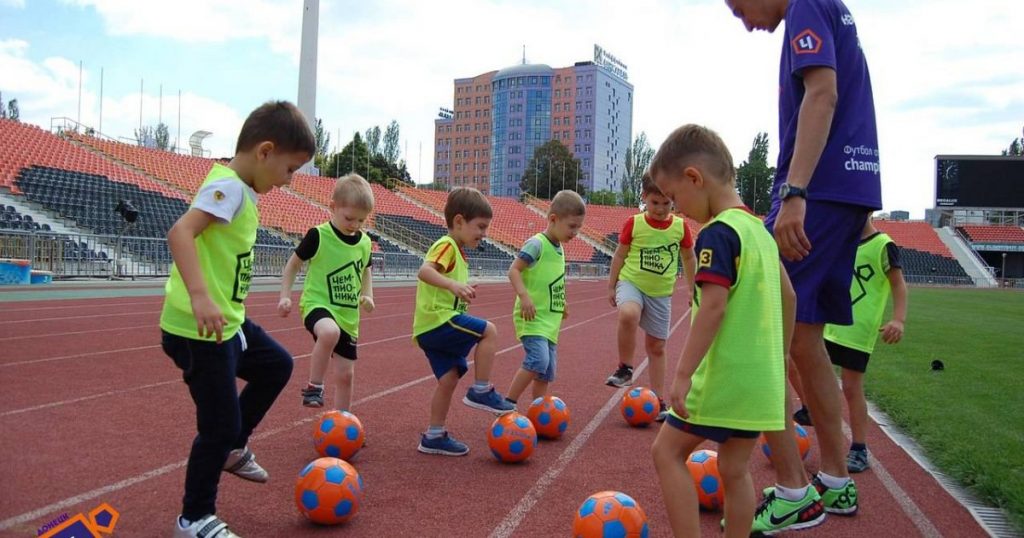 Раскрыться с помощью мяча. В Парке «Победы» начнутся открытые уроки футбола для детей из незащищенных групп 1