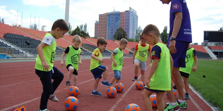 Раскрыться с помощью мяча. В Парке «Победы» начнутся открытые уроки футбола для детей из незащищенных групп