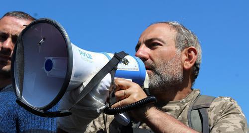 Лидер протестов в Армении призвал приостановить акции 1
