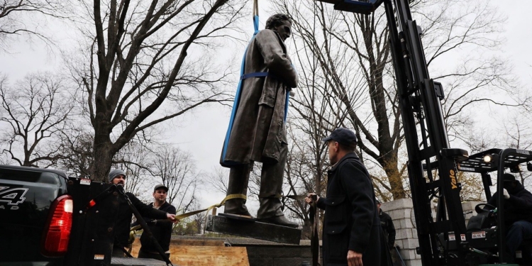 Из Центрального парка в Нью-Йорке убрали памятник хирургу-гинекологу Мэриону Симсу. Он ставил опыты на рабынях