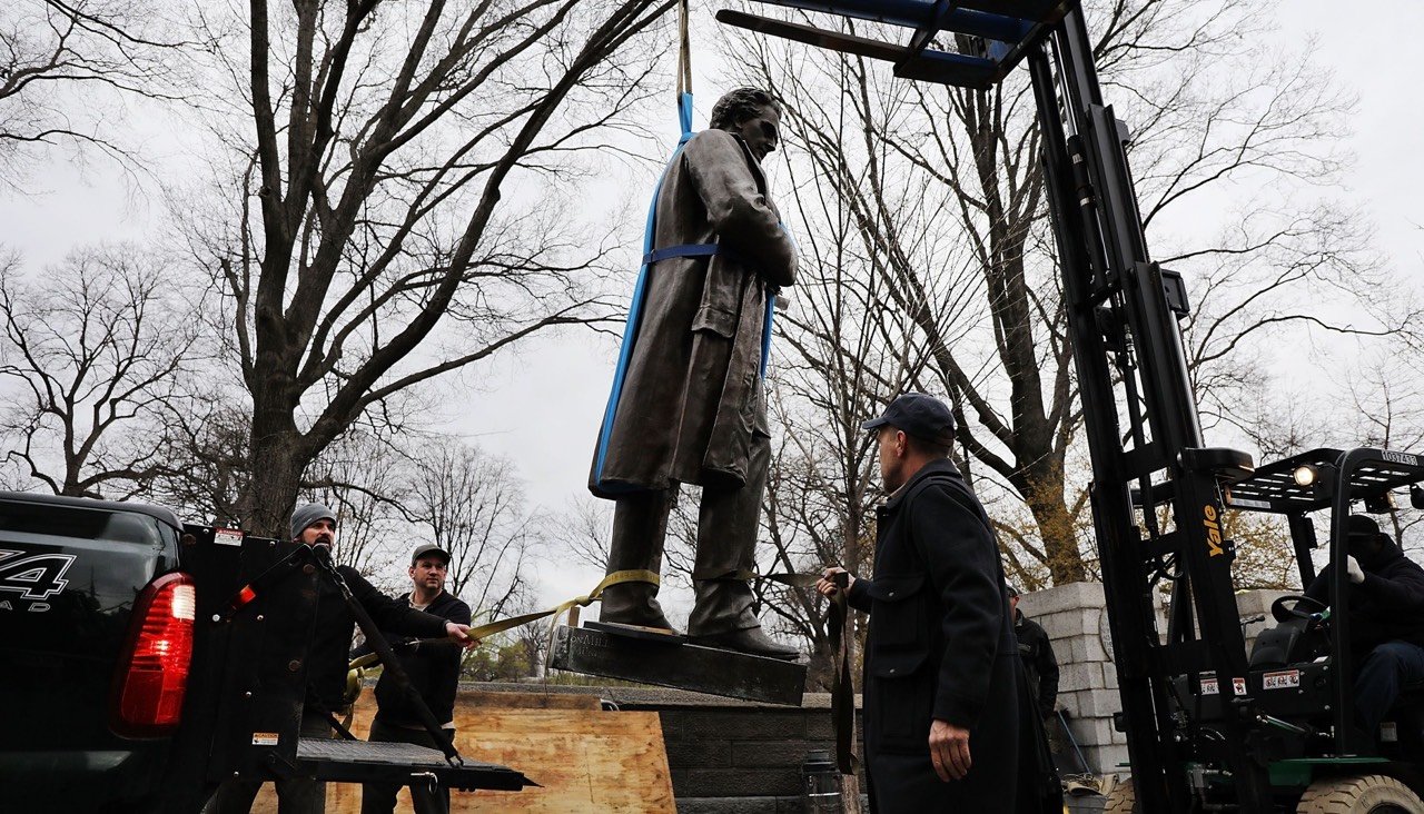 Из Центрального парка в Нью-Йорке убрали памятник хирургу-гинекологу Мэриону Симсу. Он ставил опыты на рабынях