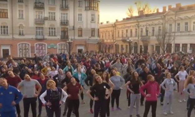 Сотни жителей Черновцов занимались зарядкой в центре города