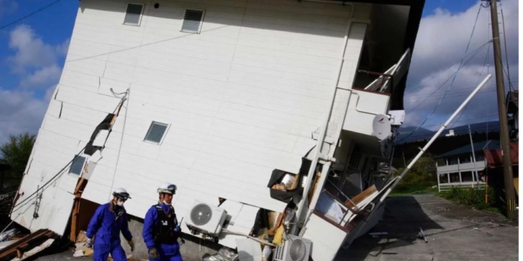 Мощное землетрясение в Японии. Уже 4 пострадавших