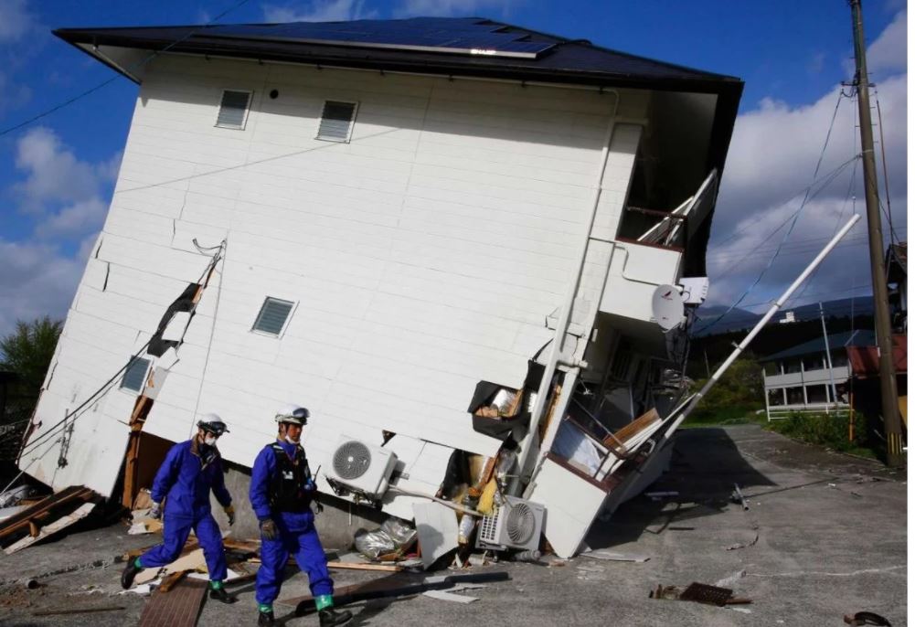Мощное землетрясение в Японии. Уже 4 пострадавших 1