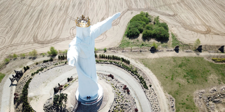 Крупнейшая в мире статуя Иисуса Христа в Польше начала раздавать интернет