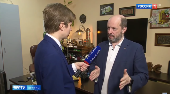 «Как хотите, так к этому и относитесь»: советник президента РФ объяснил портрет Сталина у себя на столе