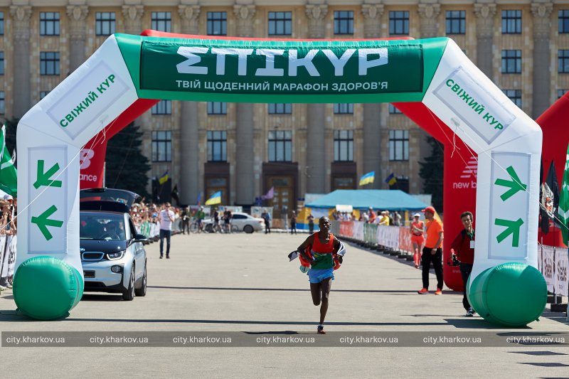 Кенийский бегун установил рекорд на международном марафоне в Харькове 12