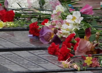 День победы над нацизмом во Второй мировой войне: Тысячи николаевцев пришли к Вечному огню