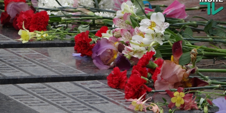 День победы над нацизмом во Второй мировой войне: Тысячи николаевцев пришли к Вечному огню