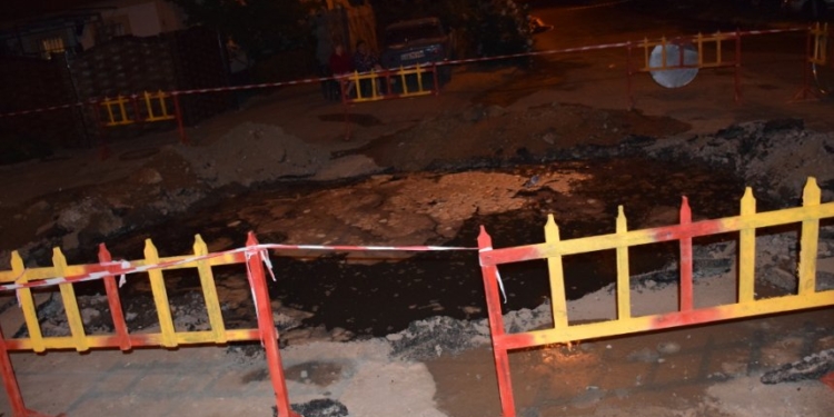 В Николаеве целую улицу залило фекалиями: жители окапывают и обкладывают мешками свои дворы