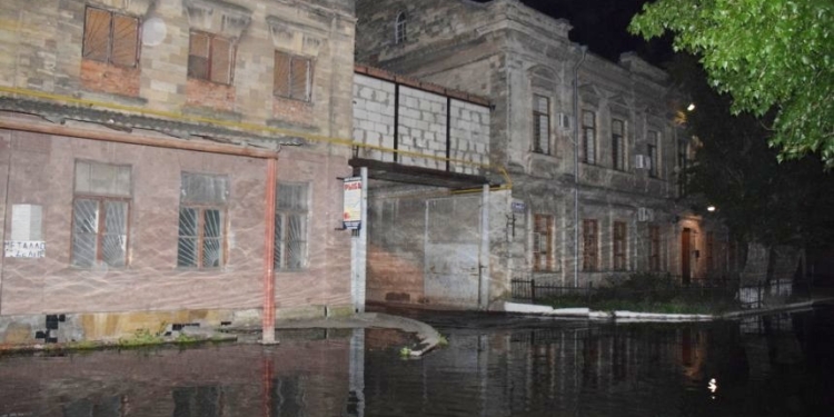 В Николаеве целую улицу залило фекалиями: жители окапывают и обкладывают мешками свои дворы