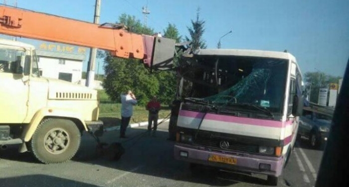 В Черновцах стрела автокрана насквозь пробила маршрутку, есть пострадавший