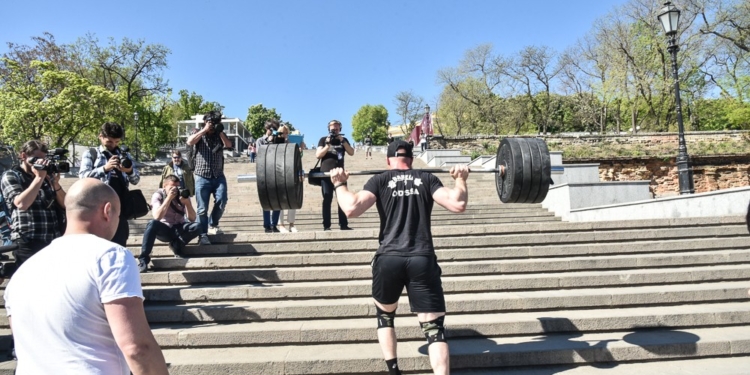 Одессит поднялся по Потемкинской лестнице со 100-килограммовой штангой