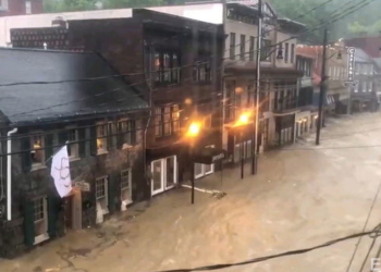 Дожди затопили один из американских городов – вода поднялась выше уровня первого этажа