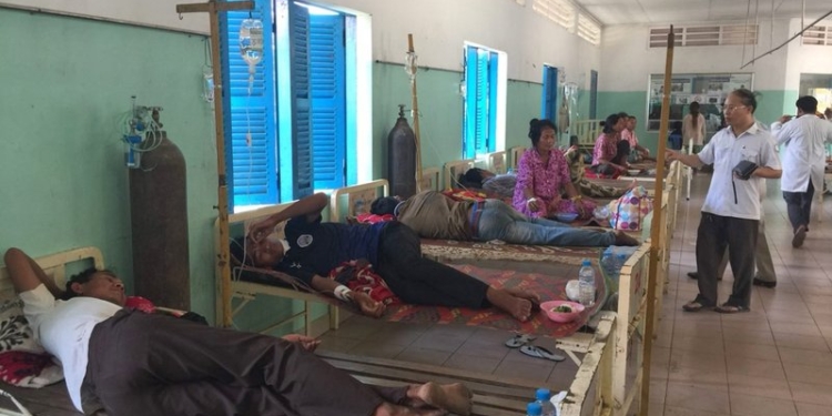 Выпили водички: в Камбодже 10 человек умерло, еще 120 попало в больницу