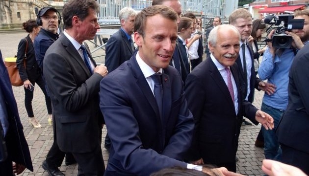 Сегодня Макрон получит премию Карла Великого