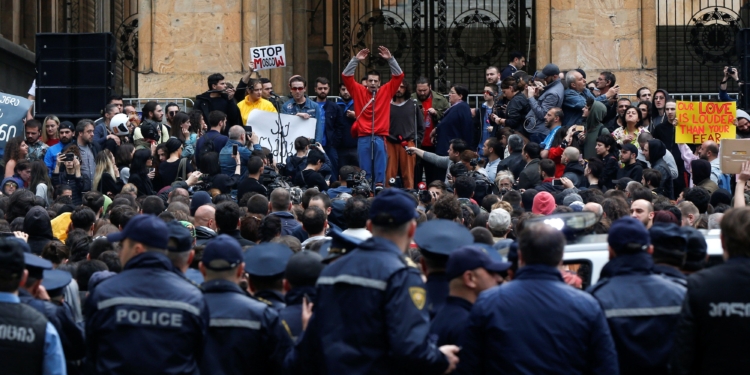 В Тбилиси молодежь вышла на улицу с протестом против антинаркотических рейдов полиции в ночных клубах